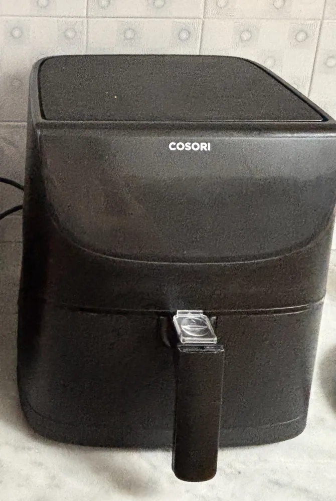 La freidora Cosori de 5,7 litros sobre la encimera de mi cocina